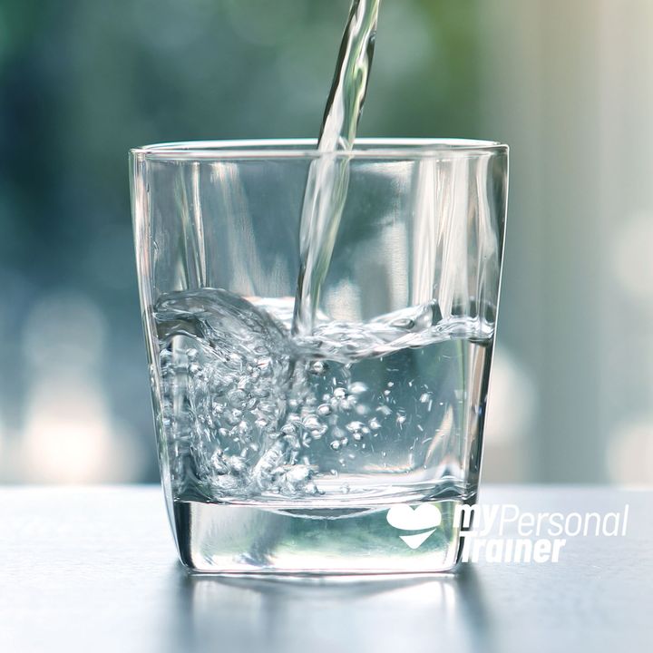 Bere sempre acqua frizzante fa male?