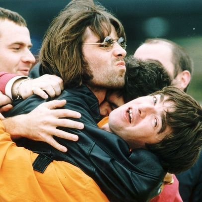 Liam a Noel Gallagher: quando l'emergenza sarà finita, riuniamo gli OASIS per un concerto di beneficenza. Intanto, noi andiamo al 1997....