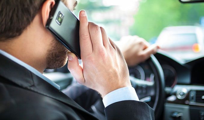 Anas, italiani molto distratti alla guida a causa del cellulare: “”il 10% mentre è al volante gira un video”