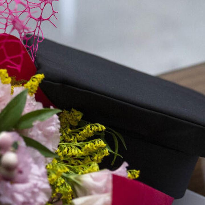 Annuncia la laurea ma le manca esame, suicida a 27 anni