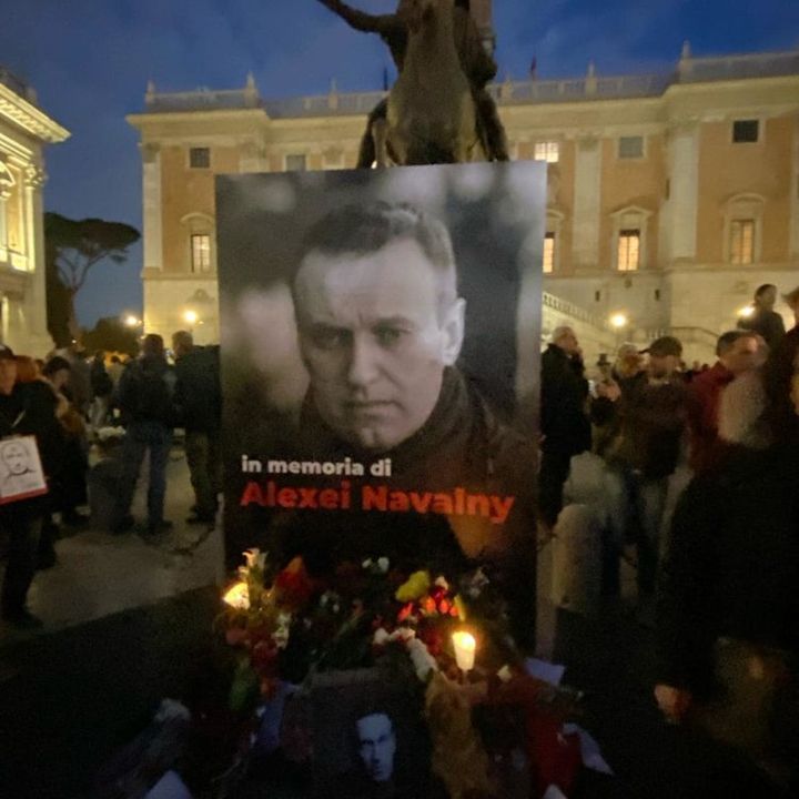 Navalny morto, fiaccolata in Campidoglio a Roma. Contestata la Lega