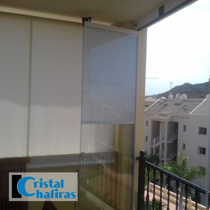 Cortina de cristal instalada en un balcón con barandilla ubicado en El Palmar Tenerife