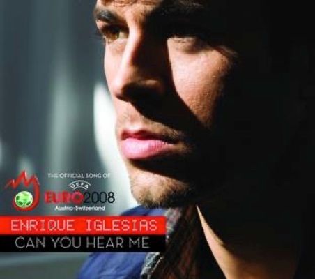 Enrique Iglesias: dai primi anni 2000 star mondiale del Latin Pop, la sua "Can you hear me" fu l'inno del campionato di calcio Euro 2008.