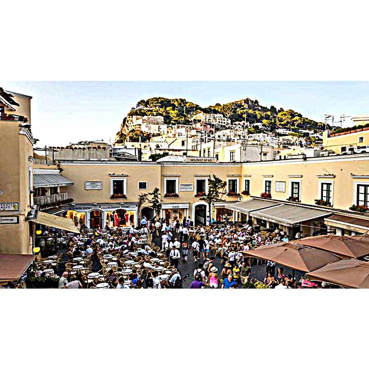 Capri, la piazzetta e l'insalata (Campania)