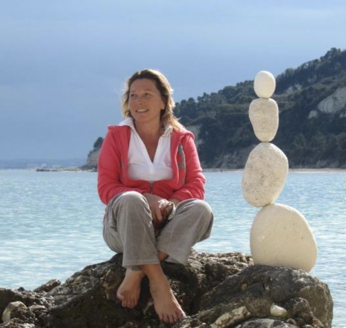 Sassi in equilibrio [stone balancing] - Intervista a Loriana Tittarelli