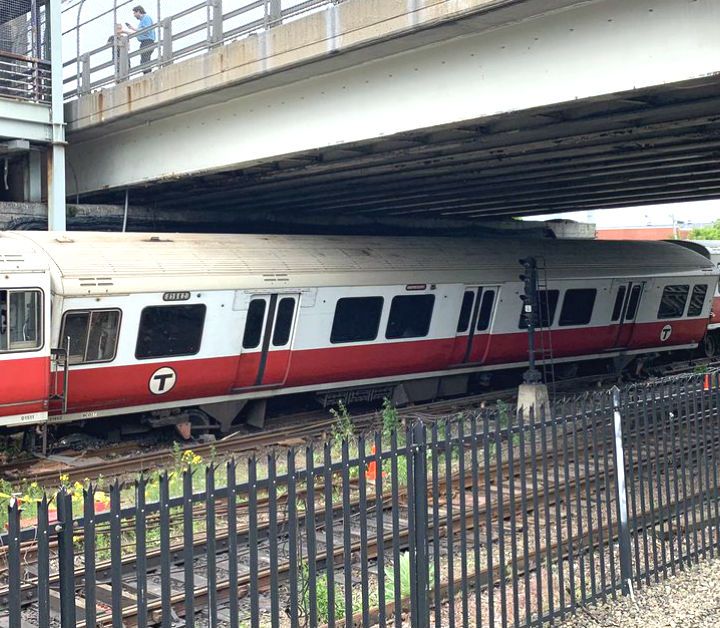 Red Line Derailment Snags Morning Commute, May Not Be Cleared For 24 Hours