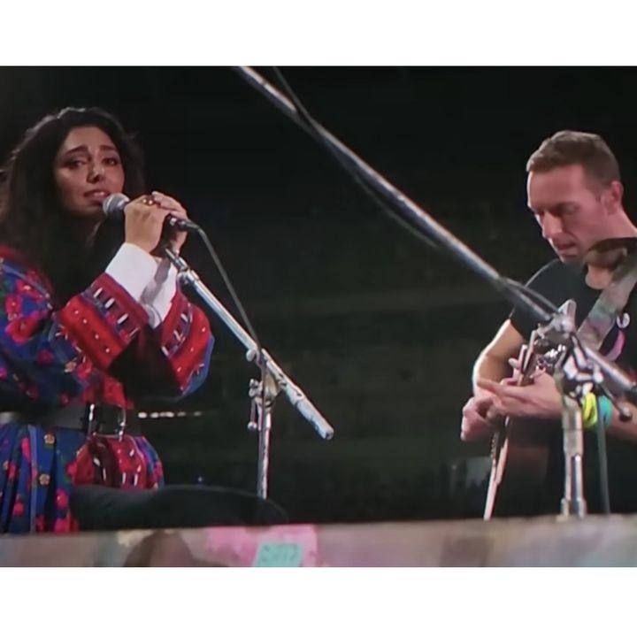 Coldplay: al live di Buenos Aires in scaletta anche Baraye, l'inno di protesta dei giovani iraniani contro le violenze e l'obbligo del velo.