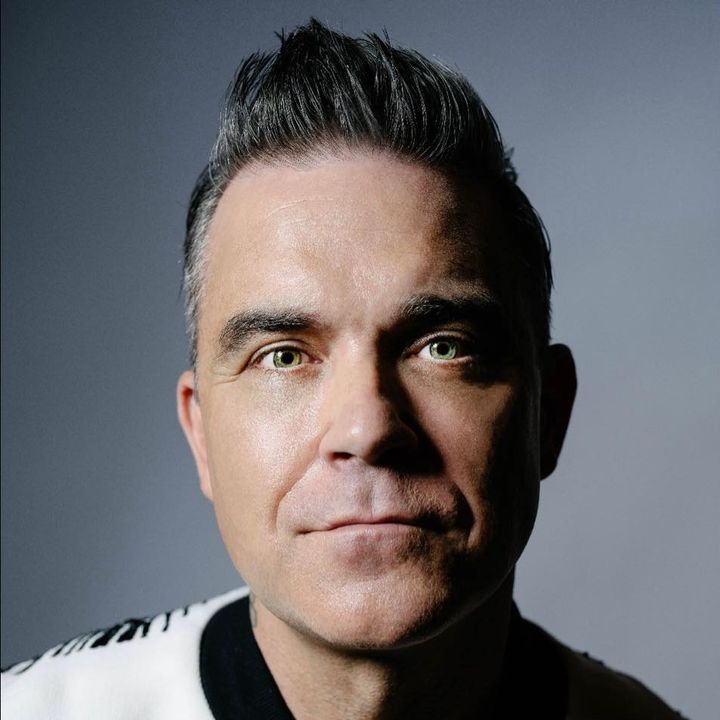 Robbie Williams ha compiuto 50 anni. Ricordiamo l'esordio con i Take That, il grande successo da solista, e ora la gioia con la sua famiglia