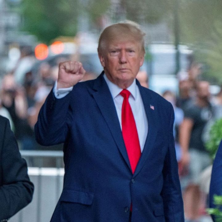 Abogados de expresidente Trump negocian las condiciones de su entrega a justicia de Georgia