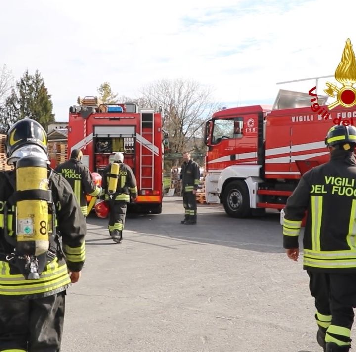 Perdita di oltre 200 litri di acido in un’azienda di Lugo: vigili del fuoco al lavoro – VIDEO
